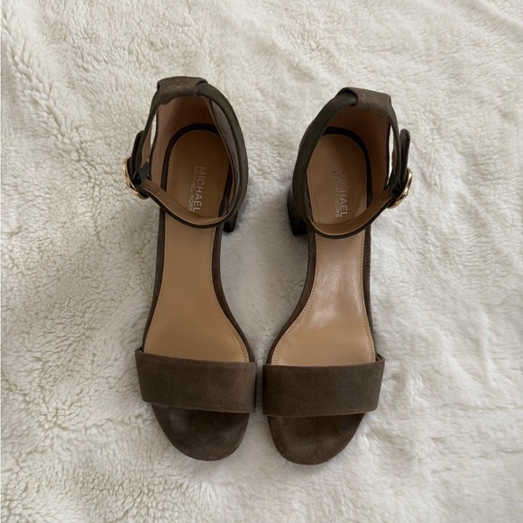 👠 MICHAEL KORS Suede Olive Green Ankle Strap Block Heels 8 - Picture 2 of 9